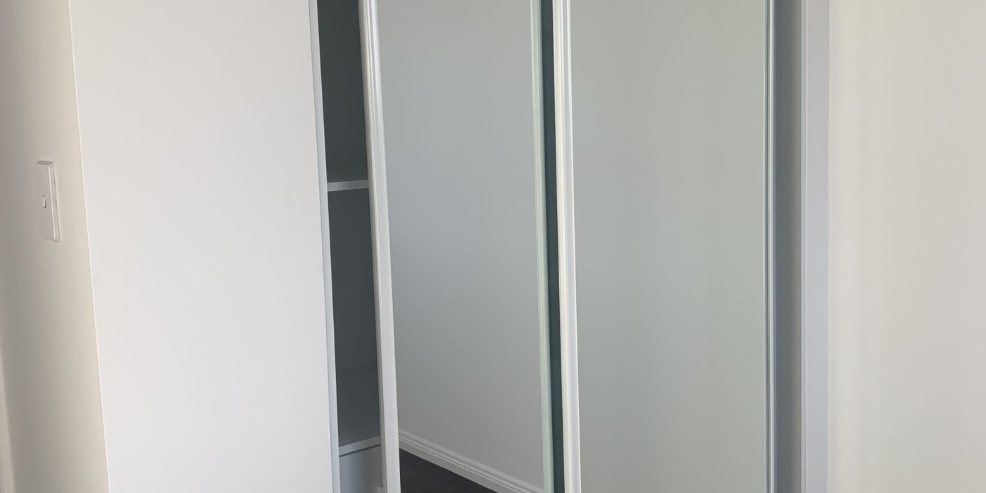 Leppinton - sliding door with mirror